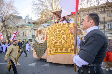 7 Ocak 2026 'da Gürcistan' ın başkenti Tiflis 'te geleneksel Alilo Ortodoks Noel alayı ve yardım gecesine katılanlar
