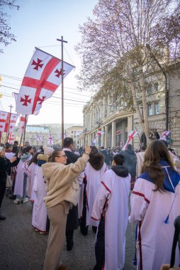 7 Ocak 2026 'da Gürcistan' ın başkenti Tiflis 'te geleneksel Alilo Ortodoks Noel alayı ve yardım gecesine katılanlar