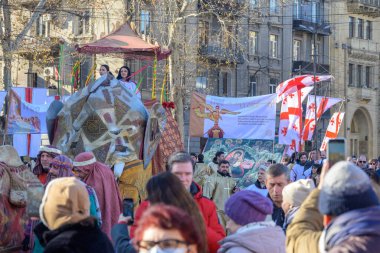 7 Ocak 2026 'da Gürcistan' ın başkenti Tiflis 'te geleneksel Alilo Ortodoks Noel alayı ve yardım gecesine katılanlar