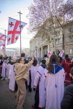 7 Ocak 2026 'da Gürcistan' ın başkenti Tiflis 'te geleneksel Alilo Ortodoks Noel alayı ve yardım gecesine katılanlar
