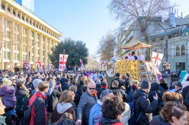 7 Ocak 2026 'da Gürcistan' ın başkenti Tiflis 'te geleneksel Alilo Ortodoks Noel alayı ve yardım gecesine katılanlar