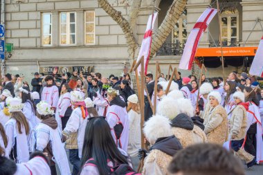 7 Ocak 2026 'da Gürcistan' ın başkenti Tiflis 'te geleneksel Alilo Ortodoks Noel alayı ve yardım gecesine katılanlar
