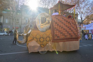 7 Ocak 2026 'da Gürcistan' ın başkenti Tiflis 'te geleneksel Alilo Ortodoks Noel alayı ve yardım gecesine katılanlar