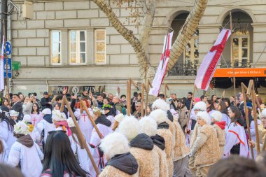 7 Ocak 2026 'da Gürcistan' ın başkenti Tiflis 'te geleneksel Alilo Ortodoks Noel alayı ve yardım gecesine katılanlar