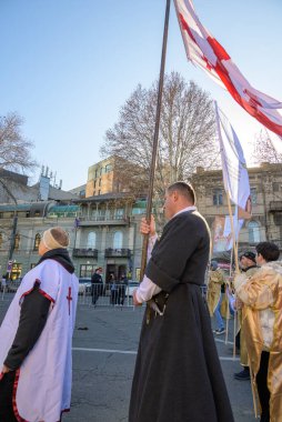 7 Ocak 2026 'da Gürcistan' ın başkenti Tiflis 'te geleneksel Alilo Ortodoks Noel alayı ve yardım gecesine katılanlar