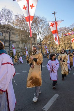 7 Ocak 2026 'da Gürcistan' ın başkenti Tiflis 'te geleneksel Alilo Ortodoks Noel alayı ve yardım gecesine katılanlar
