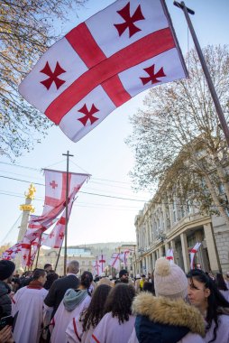 7 Ocak 2026 'da Gürcistan' ın başkenti Tiflis 'te geleneksel Alilo Ortodoks Noel alayı ve yardım gecesine katılanlar