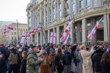 7 Ocak 2026 'da Gürcistan' ın başkenti Tiflis 'te geleneksel Alilo Ortodoks Noel alayı ve yardım gecesine katılanlar