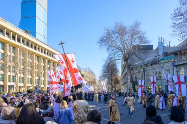 7 Ocak 2026 'da Gürcistan' ın başkenti Tiflis 'te geleneksel Alilo Ortodoks Noel alayı ve yardım gecesine katılanlar