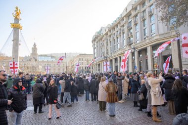 7 Ocak 2026 'da Gürcistan' ın başkenti Tiflis 'te geleneksel Alilo Ortodoks Noel alayı ve yardım gecesine katılanlar