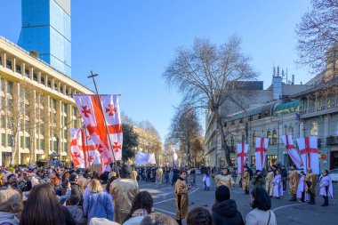 7 Ocak 2026 'da Gürcistan' ın başkenti Tiflis 'te geleneksel Alilo Ortodoks Noel alayı ve yardım gecesine katılanlar