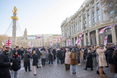 7 Ocak 2026 'da Gürcistan' ın başkenti Tiflis 'te geleneksel Alilo Ortodoks Noel alayı ve yardım gecesine katılanlar