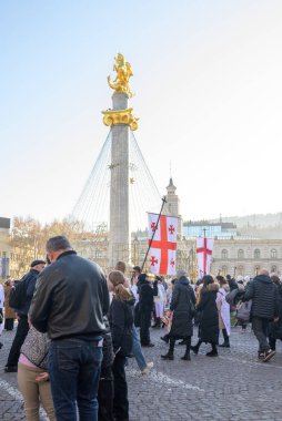 7 Ocak 2026 'da Gürcistan' ın başkenti Tiflis 'te geleneksel Alilo Ortodoks Noel alayı ve yardım gecesine katılanlar
