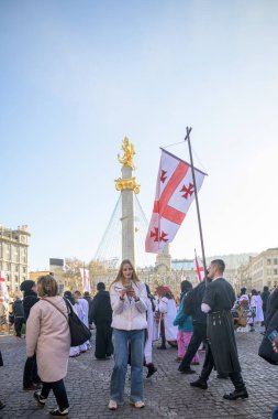 7 Ocak 2026 'da Gürcistan' ın başkenti Tiflis 'te geleneksel Alilo Ortodoks Noel alayı ve yardım gecesine katılanlar