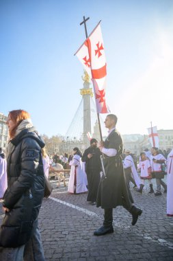 7 Ocak 2026 'da Gürcistan' ın başkenti Tiflis 'te geleneksel Alilo Ortodoks Noel alayı ve yardım gecesine katılanlar