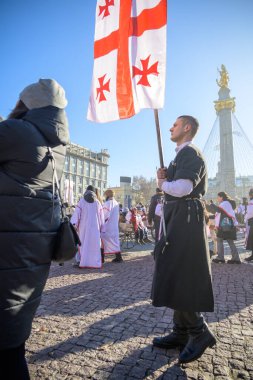 7 Ocak 2026 'da Gürcistan' ın başkenti Tiflis 'te geleneksel Alilo Ortodoks Noel alayı ve yardım gecesine katılanlar