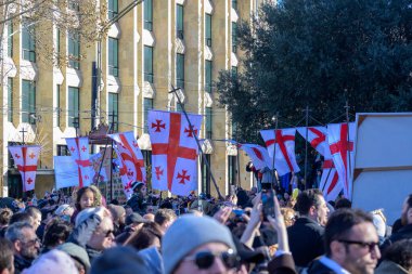 7 Ocak 2026 'da Gürcistan' ın başkenti Tiflis 'te geleneksel Alilo Ortodoks Noel alayı ve yardım gecesine katılanlar