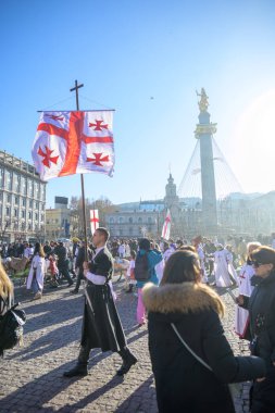 7 Ocak 2026 'da Gürcistan' ın başkenti Tiflis 'te geleneksel Alilo Ortodoks Noel alayı ve yardım gecesine katılanlar