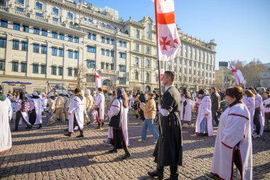 7 Ocak 2026 'da Gürcistan' ın başkenti Tiflis 'te geleneksel Alilo Ortodoks Noel alayı ve yardım gecesine katılanlar