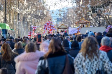 7 Ocak 2026 'da Gürcistan' ın başkenti Tiflis 'te geleneksel Alilo Ortodoks Noel alayı ve yardım gecesine katılanlar