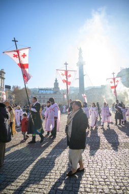 7 Ocak 2026 'da Gürcistan' ın başkenti Tiflis 'te geleneksel Alilo Ortodoks Noel alayı ve yardım gecesine katılanlar