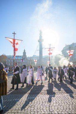 7 Ocak 2026 'da Gürcistan' ın başkenti Tiflis 'te geleneksel Alilo Ortodoks Noel alayı ve yardım gecesine katılanlar