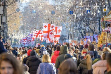 7 Ocak 2026 'da Gürcistan' ın başkenti Tiflis 'te geleneksel Alilo Ortodoks Noel alayı ve yardım gecesine katılanlar
