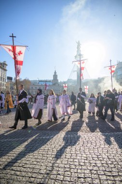 7 Ocak 2026 'da Gürcistan' ın başkenti Tiflis 'te geleneksel Alilo Ortodoks Noel alayı ve yardım gecesine katılanlar