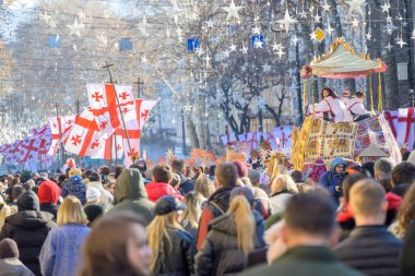 7 Ocak 2026 'da Gürcistan' ın başkenti Tiflis 'te geleneksel Alilo Ortodoks Noel alayı ve yardım gecesine katılanlar