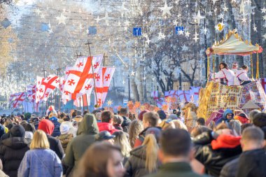 7 Ocak 2026 'da Gürcistan' ın başkenti Tiflis 'te geleneksel Alilo Ortodoks Noel alayı ve yardım gecesine katılanlar