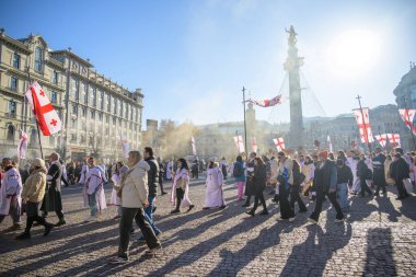 7 Ocak 2026 'da Gürcistan' ın başkenti Tiflis 'te geleneksel Alilo Ortodoks Noel alayı ve yardım gecesine katılanlar