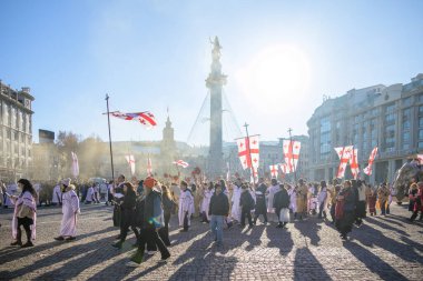 7 Ocak 2026 'da Gürcistan' ın başkenti Tiflis 'te geleneksel Alilo Ortodoks Noel alayı ve yardım gecesine katılanlar