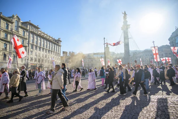 7 Ocak 2026 'da Gürcistan' ın başkenti Tiflis 'te geleneksel Alilo Ortodoks Noel alayı ve yardım gecesine katılanlar