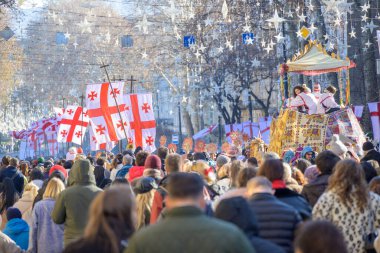 7 Ocak 2026 'da Gürcistan' ın başkenti Tiflis 'te geleneksel Alilo Ortodoks Noel alayı ve yardım gecesine katılanlar
