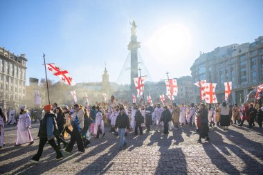 7 Ocak 2026 'da Gürcistan' ın başkenti Tiflis 'te geleneksel Alilo Ortodoks Noel alayı ve yardım gecesine katılanlar