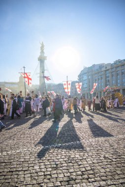 7 Ocak 2026 'da Gürcistan' ın başkenti Tiflis 'te geleneksel Alilo Ortodoks Noel alayı ve yardım gecesine katılanlar