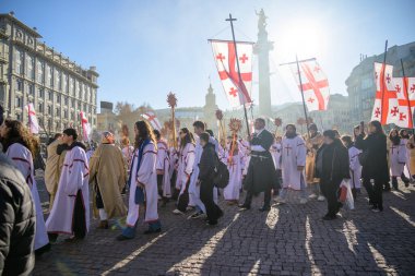 7 Ocak 2026 'da Gürcistan' ın başkenti Tiflis 'te geleneksel Alilo Ortodoks Noel alayı ve yardım gecesine katılanlar