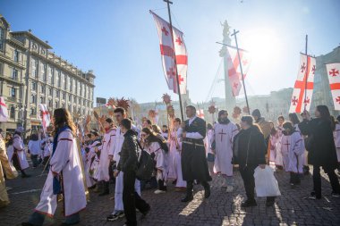 7 Ocak 2026 'da Gürcistan' ın başkenti Tiflis 'te geleneksel Alilo Ortodoks Noel alayı ve yardım gecesine katılanlar