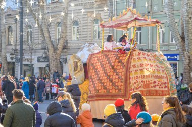 7 Ocak 2026 'da Gürcistan' ın başkenti Tiflis 'te geleneksel Alilo Ortodoks Noel alayı ve yardım gecesine katılanlar