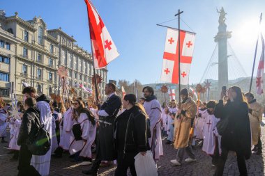 7 Ocak 2026 'da Gürcistan' ın başkenti Tiflis 'te geleneksel Alilo Ortodoks Noel alayı ve yardım gecesine katılanlar