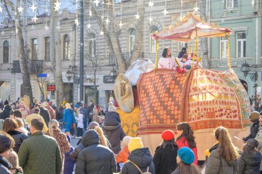 7 Ocak 2026 'da Gürcistan' ın başkenti Tiflis 'te geleneksel Alilo Ortodoks Noel alayı ve yardım gecesine katılanlar