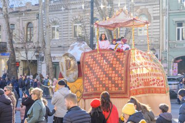 7 Ocak 2026 'da Gürcistan' ın başkenti Tiflis 'te geleneksel Alilo Ortodoks Noel alayı ve yardım gecesine katılanlar