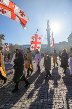 7 Ocak 2026 'da Gürcistan' ın başkenti Tiflis 'te geleneksel Alilo Ortodoks Noel alayı ve yardım gecesine katılanlar