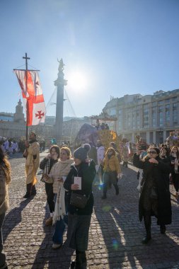 7 Ocak 2026 'da Gürcistan' ın başkenti Tiflis 'te geleneksel Alilo Ortodoks Noel alayı ve yardım gecesine katılanlar