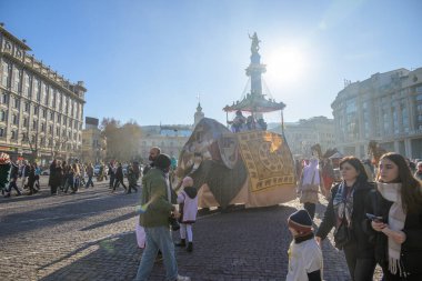 7 Ocak 2026 'da Gürcistan' ın başkenti Tiflis 'te geleneksel Alilo Ortodoks Noel alayı ve yardım gecesine katılanlar