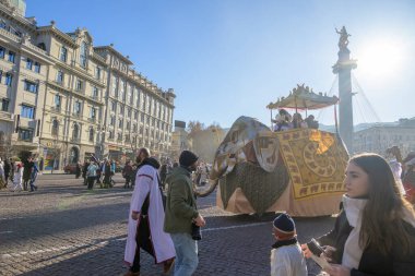 7 Ocak 2026 'da Gürcistan' ın başkenti Tiflis 'te geleneksel Alilo Ortodoks Noel alayı ve yardım gecesine katılanlar