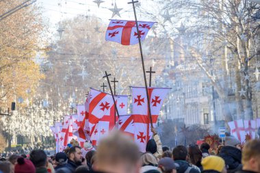 7 Ocak 2026 'da Gürcistan' ın başkenti Tiflis 'te geleneksel Alilo Ortodoks Noel alayı ve yardım gecesine katılanlar