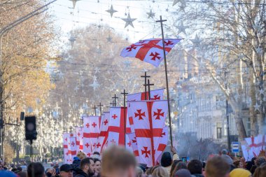 7 Ocak 2026 'da Gürcistan' ın başkenti Tiflis 'te geleneksel Alilo Ortodoks Noel alayı ve yardım gecesine katılanlar