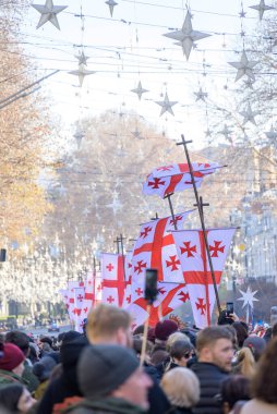 7 Ocak 2026 'da Gürcistan' ın başkenti Tiflis 'te geleneksel Alilo Ortodoks Noel alayı ve yardım gecesine katılanlar
