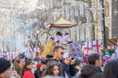 7 Ocak 2026 'da Gürcistan' ın başkenti Tiflis 'te geleneksel Alilo Ortodoks Noel alayı ve yardım gecesine katılanlar